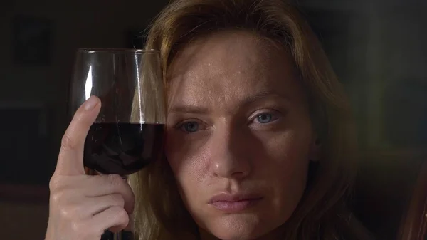 น่าเศร้า ผู้หญิงสวย ดื่มไวน์ตอนกลางคืน ใกล้ชิด — ภาพถ่ายสต็อก
