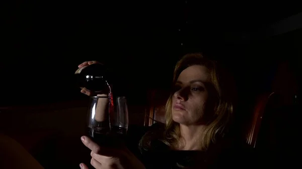 Triste, hermosa mujer bebiendo vino por la noche. primer plano — Foto de Stock