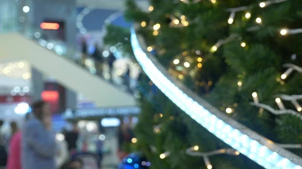 Conceito de compras de férias. Desfoque o salão no centro comercial com decorações de Natal . — Fotografia de Stock