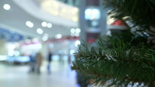 Concept van de vakantie winkelen. Vervagen de zaal in het winkelcentrum met kerstversiering. — Stockfoto