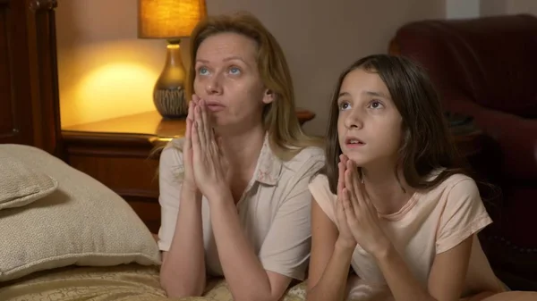 The little girl and her mother pray before going to bed — Stock Photo, Image