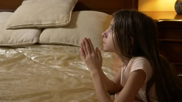 Menina orando na hora de dormir, menina ora antes de dormir — Fotografia de Stock