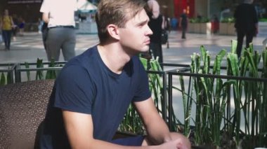 Yalnız bir büyük alışveriş kompleksi kafede oturan üzgün adam