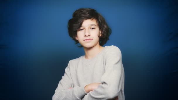 Terug naar school. Portret van een tiener jongen die voor de camera in de herfst kleding poseert. Chromakey. Onderwijs. — Stockvideo