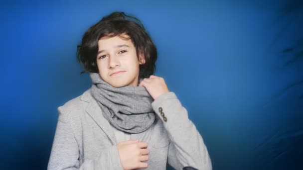 Повернутися до школи. Портрет хлопчика-підлітка, який позує за камерою в осінньому одязі. ключ хроми. Освіта . — стокове відео