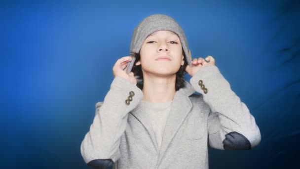 Back to school. Portrait of a teen boy who poses for the camera in autumn clothes. chroma key. Education. — Stock Video