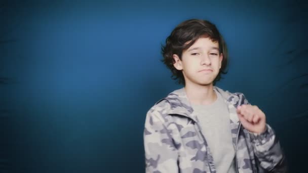 Tillbaka till skolan. Porträtt av en tonåring pojke som poserar för kameran i höst kläder. Färgtransparens. Utbildning. — Stockvideo