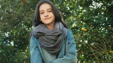 Güzel genç kız açık havada yürüyüş sonbaharda portresi. O kamera için poz