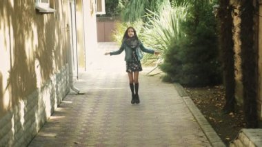 Bahçedeki ip atlama atlama bir genç kız. Sonbahar