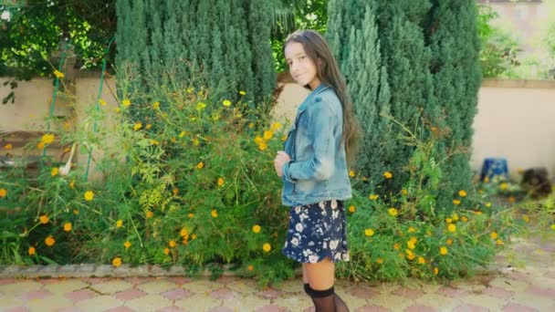 Portrét krásné mladé dívky chodit venku na podzim. Ona představuje pro fotoaparát — Stock video