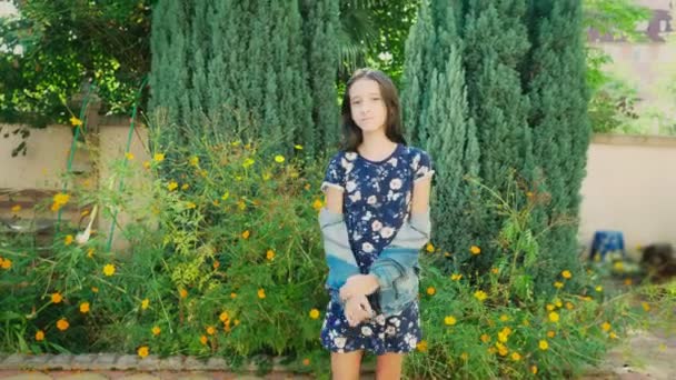 Portret van mooie jonge meisje buiten wandelen in de herfst. Ze poseert voor de camera — Stockvideo