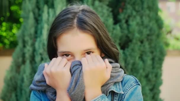 Retrato de menina bonita andando ao ar livre no outono. Ela posa para a câmera — Vídeo de Stock