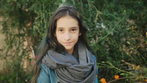 Portrét krásné mladé dívky chodit venku na podzim. Ona představuje pro fotoaparát — Stock video