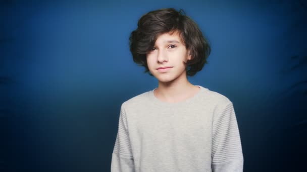 De vuelta a la escuela. Retrato de un adolescente que posa para la cámara en ropa de otoño. croma key. Educación . — Vídeos de Stock