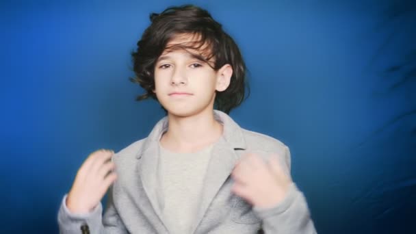 Zpátky do školy. Portrét dospívající chlapce, který představuje pro fotoaparát v podzimních kousků. chromatický klíč. Vzdělání. — Stock video