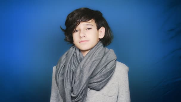 De volta à escola. Retrato de um menino adolescente que posa para a câmera em roupas de outono. Chave cromática. Educação . — Vídeo de Stock