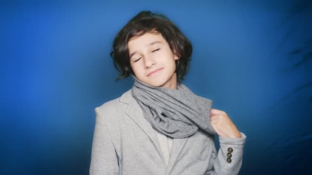 Tillbaka till skolan. Porträtt av en tonåring pojke som poserar för kameran i höst kläder. Färgtransparens. Utbildning. — Stockvideo