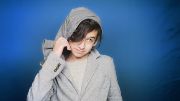 De vuelta a la escuela. Retrato de un adolescente que posa para la cámara en ropa de otoño. croma key. Educación . — Vídeos de Stock