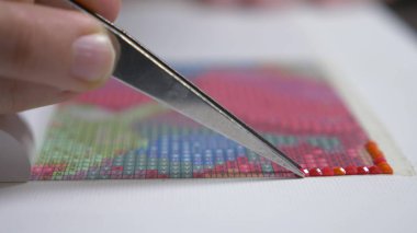 Mozaik işlemi, cımbız, bir mozaik yapım tutan kızlar el.