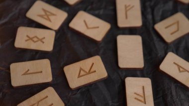 Ahşap rune tekerlek. Runik düzeni ve mumlar