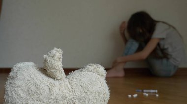 depresyon umutsuz bir çocuk odası duvar oturur, intihar girişimi çalışır. Bunun yanında terk edilmiş bir yumuşak oyuncak olduğunu