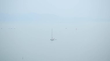 çok denize Yelkenli tekneler ve Gemi ufukta. kopya alanı