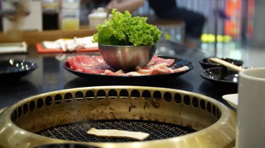 Bulgogi, restoranda Korece Barbekü yiyecek. Barbekü, yakın çekim ızgara masada Çin restoranında yemek