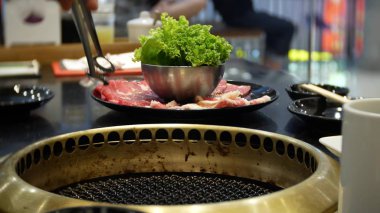 Bulgogi, restoranda Korece Barbekü yiyecek. Barbekü, yakın çekim ızgara masada Çin restoranında yemek