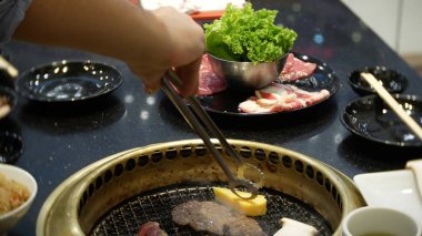 Bulgogi, restoranda Korece Barbekü yiyecek. Barbekü, yakın çekim ızgara masada Çin restoranında yemek