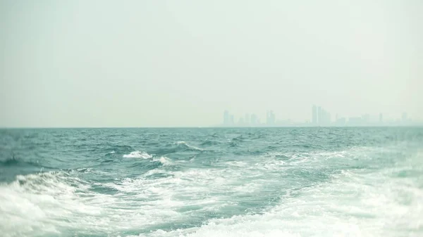 現代都市の地平線。非常に高い高層ビル都市風景堤防。海からの眺め、ぼかし — ストック写真