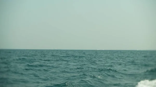 Weit ins Meer segelnde Boote und Schiffe am Horizont. — Stockfoto