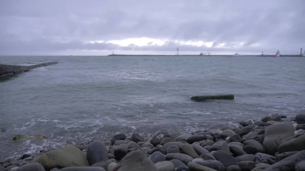 Vue du rivage à la mer avec voiliers . — Photo