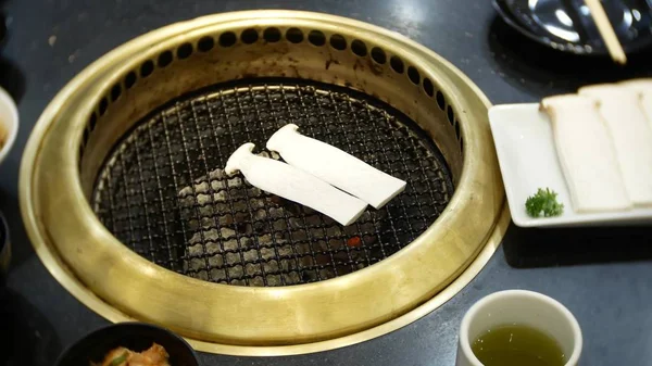 Φαγητό σε bulgogi, κορεάτες μπάρμπεκιου, στο εστιατόριο. μαγείρεμα κινέζικο εστιατόριο στον πίνακα κάρβουνα μπάρμπεκιου, γκρο πλαν — Φωτογραφία Αρχείου