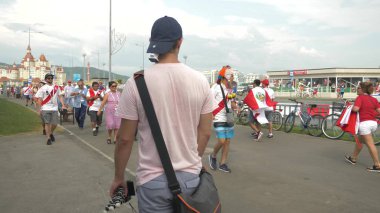 Soçi, Adler, Rusya Federasyonu - 26 Haziran 2018: FIFA 2018. Peru ve Avustralya milli takımının futbol taraftarları Olimpiyat Köyü, yazı işleri Fisht Stadyumu'nda maç olacak