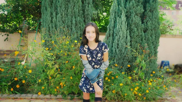 Porträt eines schönen jungen Mädchens, das im Herbst im Freien spaziert. Sie posiert für die Kamera — Stockfoto