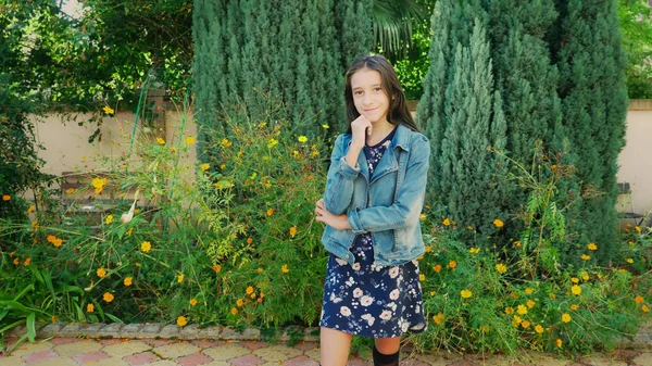 Portrait of beautiful young girl walking outdoors in autumn. She poses for the camera — Stock Photo, Image