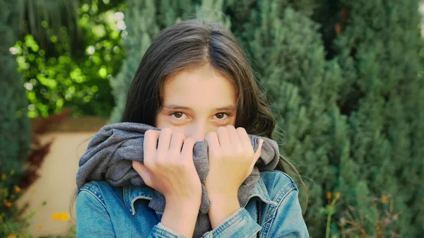 Retrato de menina bonita andando ao ar livre no outono. Ela posa para a câmera — Fotografia de Stock