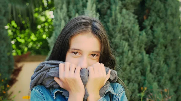 Retrato de menina bonita andando ao ar livre no outono. Ela posa para a câmera — Fotografia de Stock