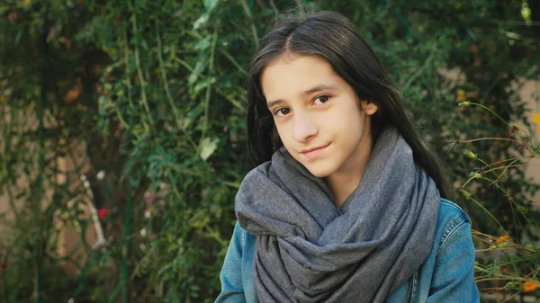 Portret van mooie jonge meisje buiten wandelen in de herfst. Ze poseert voor de camera — Stockfoto