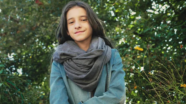 Портрет красивої молодої дівчини, що виходить на вулицю восени. Вона позує на камеру — стокове фото