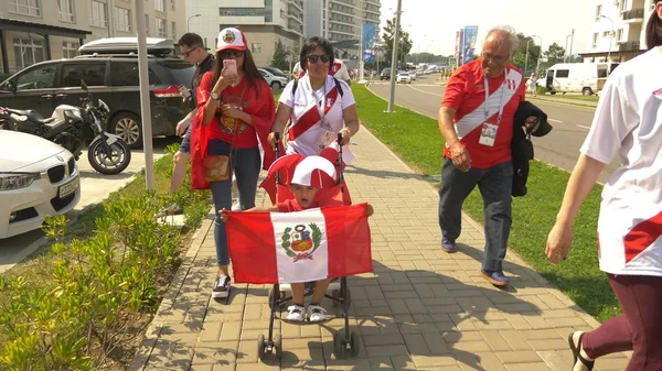 Soçi, Adler, Rusya Federasyonu - 26 Haziran 2018: FIFA 2018. Peru ve Avustralya milli takımının futbol taraftarları Olimpiyat Köyü, yazı işleri Fisht Stadyumu'nda maç olacak