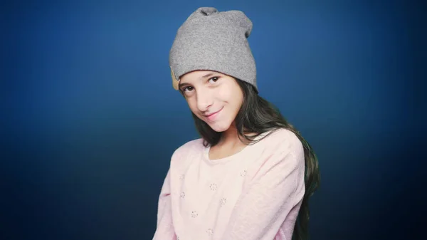Mooie tiener meisje in herfst kleding, poseren bij camera over blauwe achtergrond — Stockfoto