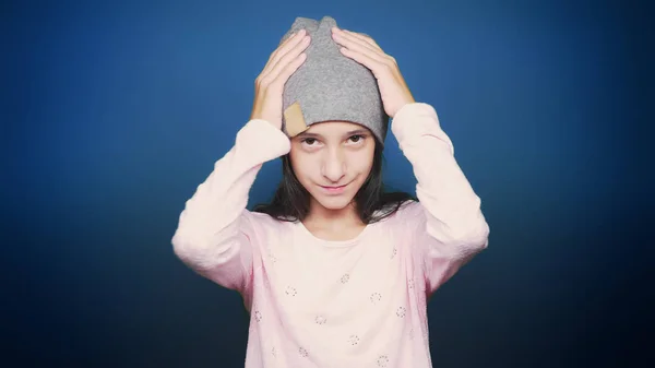 Vackra tonåring flicka i höst kläder, poserar på kameran över Blå bakgrund — Stockfoto