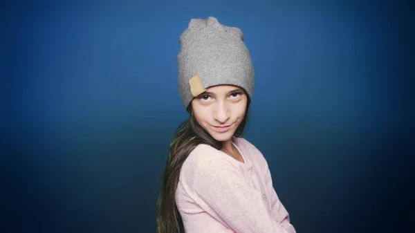 Hermosa chica adolescente en ropa de otoño, posando en la cámara sobre fondo azul —  Fotos de Stock