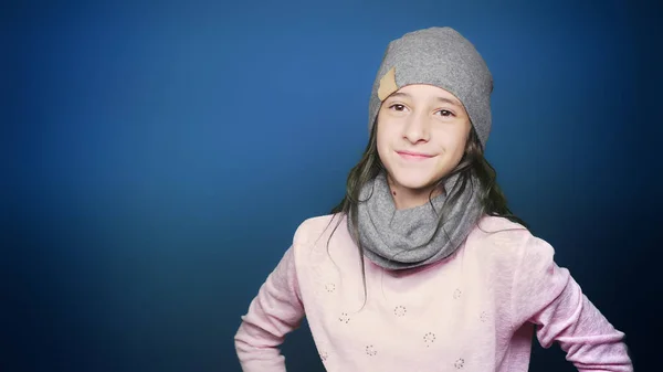 Όμορφη Έφηβος Κορίτσι Φθινοπωρινά Ρούχα Ποζάρει Στην Κάμερα Μπλε Φόντο — Φωτογραφία Αρχείου