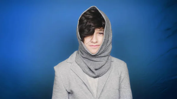 De vuelta a la escuela. Retrato de un adolescente que posa para la cámara en ropa de otoño. Educación . — Foto de Stock