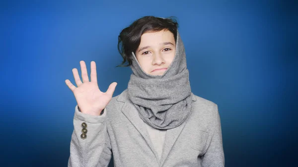 Vissza az iskolába. Portréja egy tizenéves fiú, aki jelent a kamera őszi ruhákat. Oktatás. — Stock Fotó