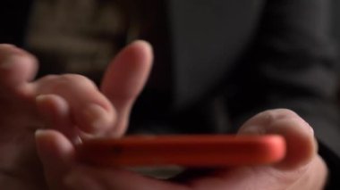 yakın çekim, kadının parmak dokunmatik ekran smartphone üzerinde. kadın bir cep telefonu kullanır