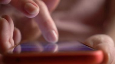 yakın çekim, kadının parmak dokunmatik ekran smartphone üzerinde. kadın bir cep telefonu kullanır