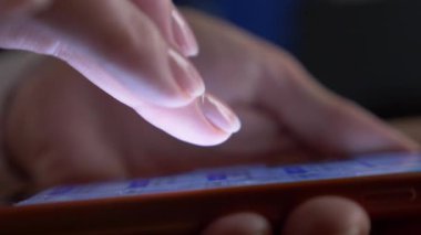yakın çekim, kadının parmak dokunmatik ekran smartphone üzerinde. kadın bir cep telefonu kullanır